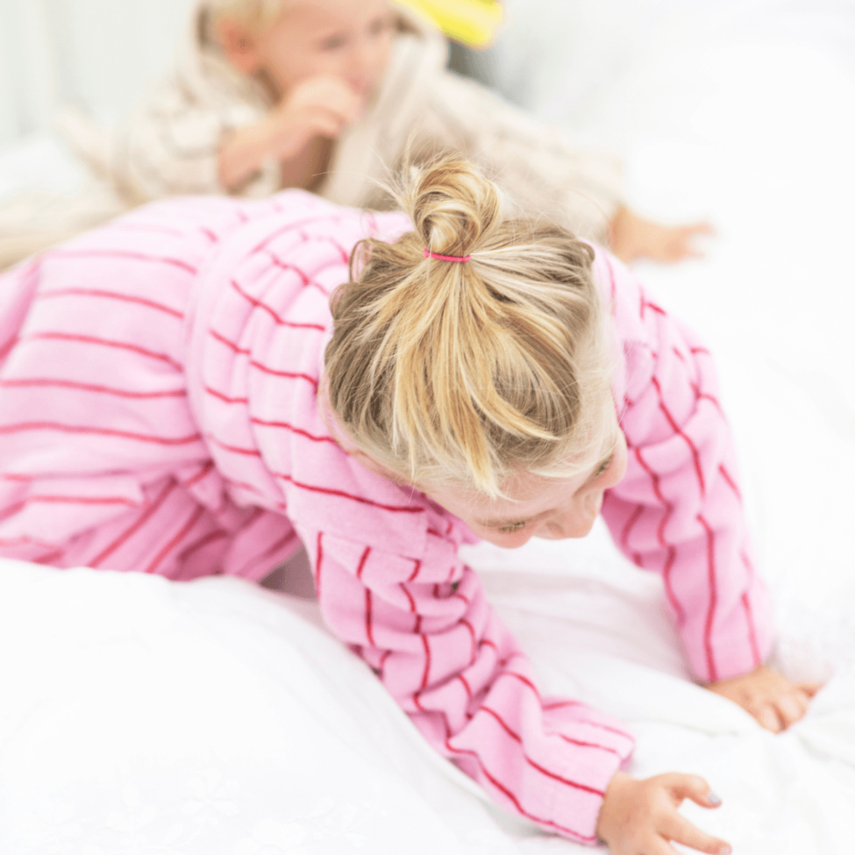 Naram morgenkåpe til barn - baby pink & ski patrol red