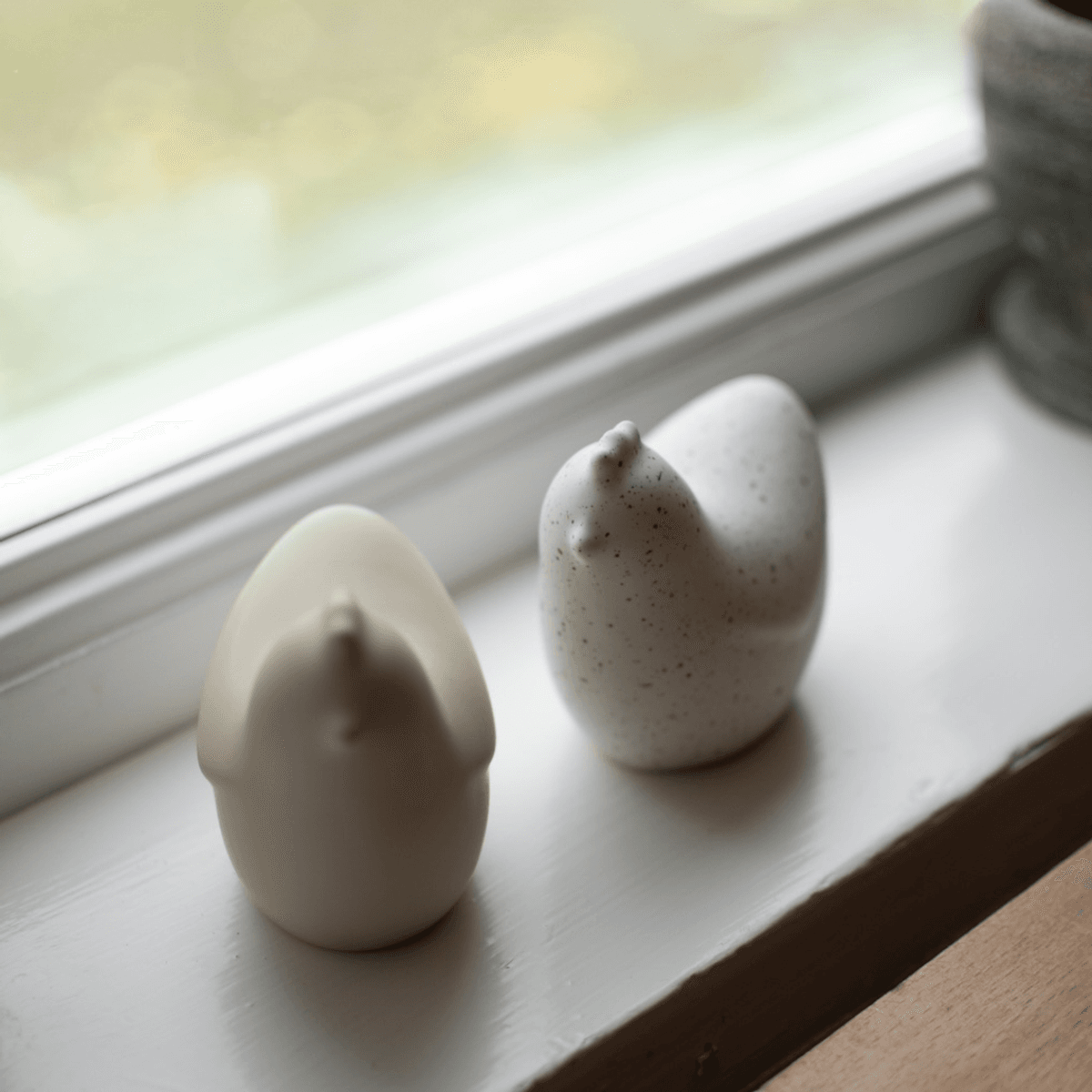 Mini Hen - white dot